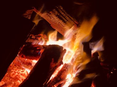 Şöminede yanan ateş