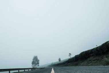 boş yol ve dağ manzarası