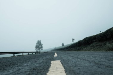Dağlardaki boş yol, seyahat kavramı