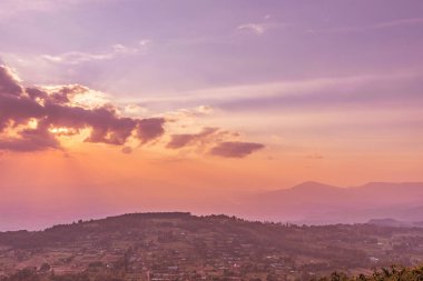 Dağın üstünde güzel bir gün batımı
