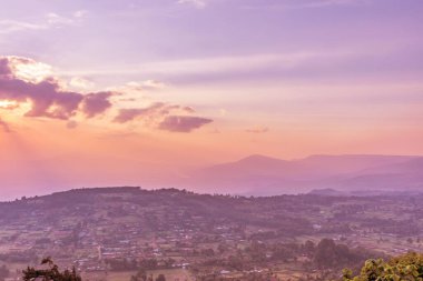 Dağların üzerinden gün batımı