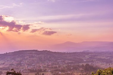 Karpat köyünün dağlarında gün batımı.