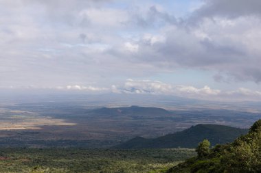 Kenya 'daki manzara, arka planda güzel bulutlar ve gökyüzü.