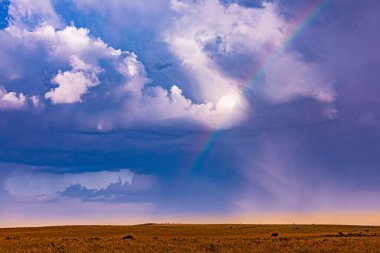 Gökyüzünde gökkuşağı ve bulutlar