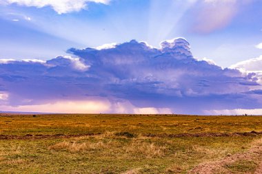 bozkır sahnesinde fırtına bulutları.