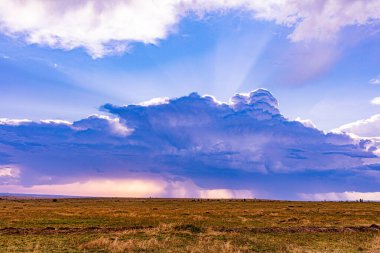 Akşamları dramatik bulutlar ve fırtına gökyüzü