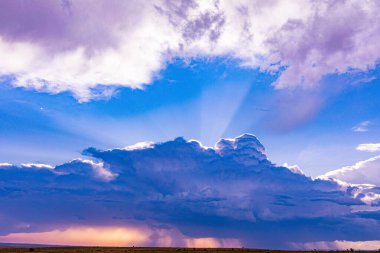 Yazın bozkırın üzerinde fırtına bulutları