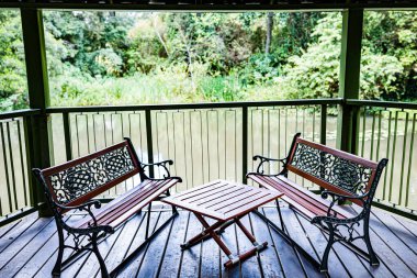 Parktaki boş tahta sandalyeler ve masa..