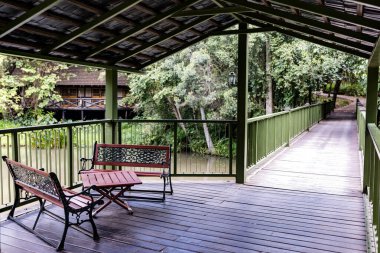 Ahşap evin bahçesinde