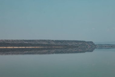 Göl ve dağlarla dolu güzel bir manzara.