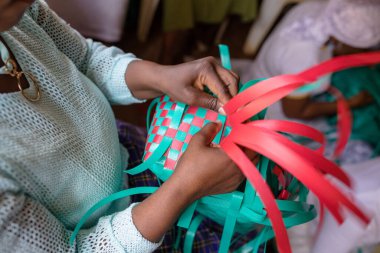 El yapımı kumaş kurdeleyle kadın ellerini kapat.