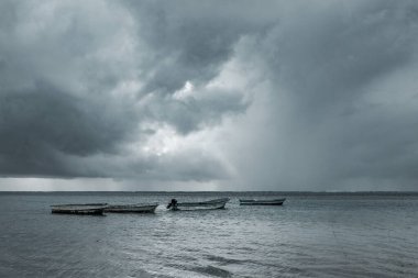 Ortasında tekneyle denizde fırtına var.