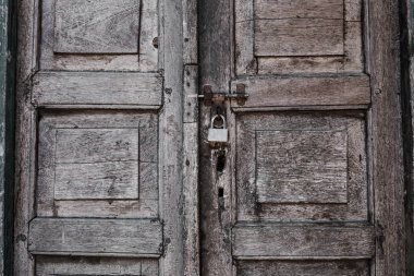 Kapı kolu olan ahşap bir kapı.