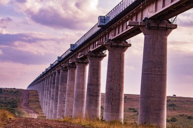 Denizin üzerindeki demiryolu köprüsü