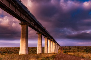 Dağlardaki tren istasyonu.