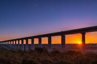 Denizin üzerinde gün batımı