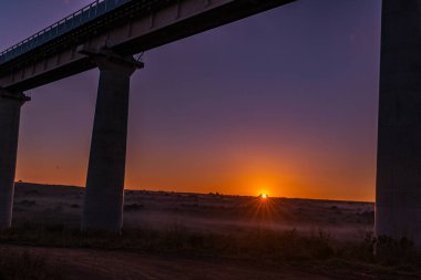 Tren rayları gün batımında