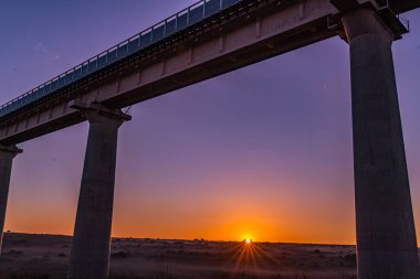 Denizin üzerindeki demiryolu köprüsü