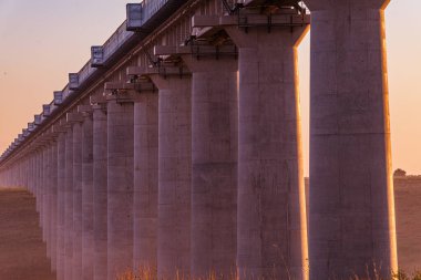 Kırsalda gün batımında bir köprü. yüksek kaliteli fotoğraf