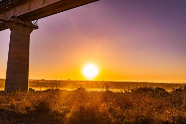 Nehrin üzerinde güzel bir gün batımı