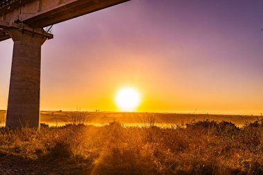 Nehirde gün batımı
