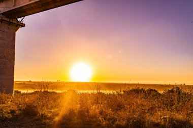 Gün batımlı güzel bir köprü görüntüsü.