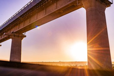 Sabah nehir üzerindeki köprü.