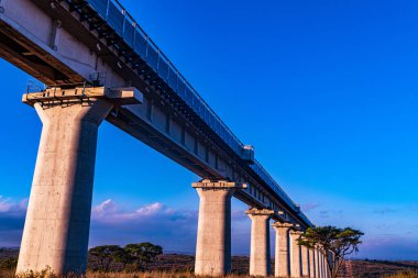 Viyadük köprüsünün dikey bir görüntüsü. Arka planda gökyüzü ve güneş ışığı.