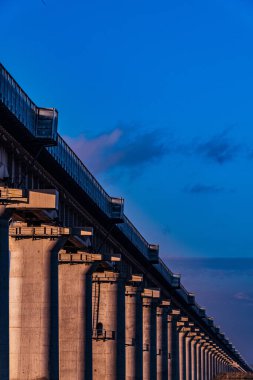 Denizin üzerinde güzel bir gün batımı