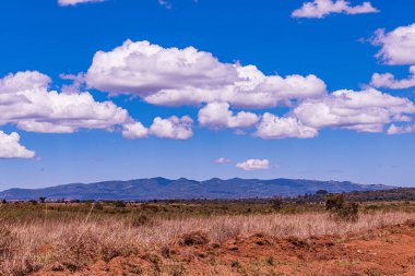Bulutlu güzel manzara ve dağlı mavi gökyüzü.