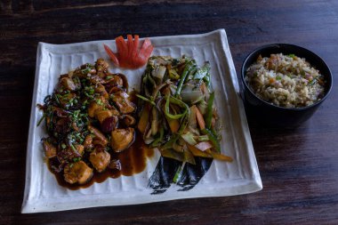 Kızarmış domuz ve soya soslu pilav.