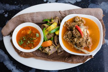 Empresaria con las piernas cruzadas meditando