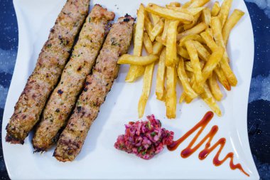 Patatesli kızarmış et, kızarmış sosis, kızarmış tavuk.