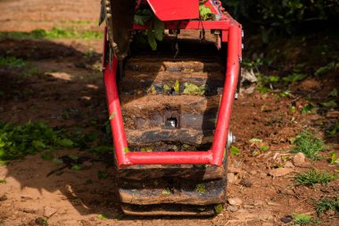 Traktör yola yakın park edilmiş..