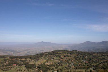 Mavi gökyüzü ve bulutlu dağların manzarası