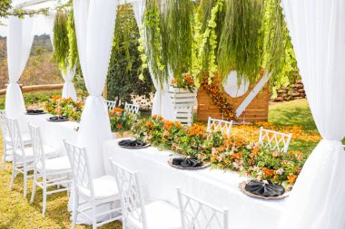 Çiçekli düğün masası