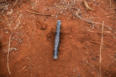 Yerdeki paslı metal boru.