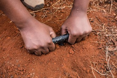 Bahçede çekiçli bir adam