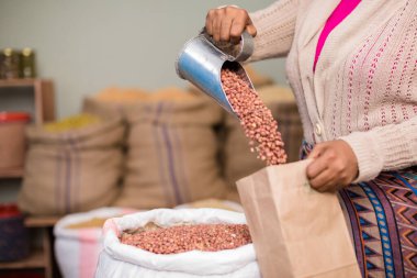 Fasulyeli çanta tutan kadın.