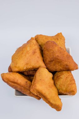 Beyaz arka planda peynirli kızarmış köfteler..