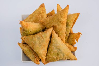 İzole edilmiş beyaz bir tabakta kızarmış börek.