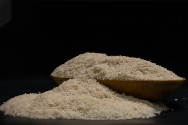 Siyah arka planda siyah kasede pirinç taneleri