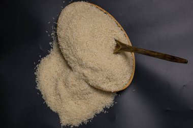 Siyah bir yüzey üzerinde kasede beyaz pirinç..