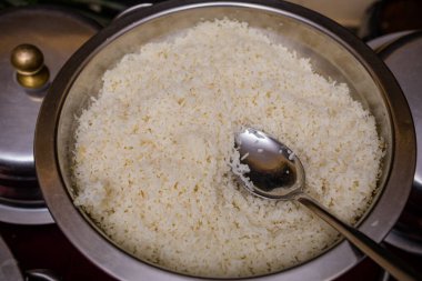 Tavada beyaz pirinç