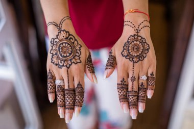 Kadının ellerinde kına mehndi.