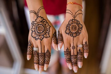 Yakın plan - güzel Hintli kadının elinde kına, mehndi, mehndi, kına deseni, mehndi