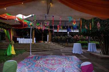 Çiçekli ve sandalyeli düğün masası