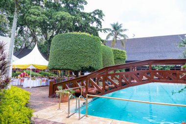 Şemsiyeli ve sandalyeli güzel tropikal bahçe