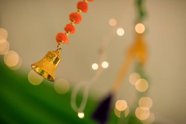 Yılbaşı geçmişi. Noel ağacı ve çelenkle süslenmiş Noel süsü. seçici odak.