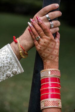 Hindistan düğün aksesuarlarıyla gelin ve damat